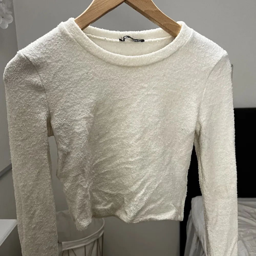 vit långärmad tröja från zara i frotté material, tecken på användning finns🫶🏽. Toppar.