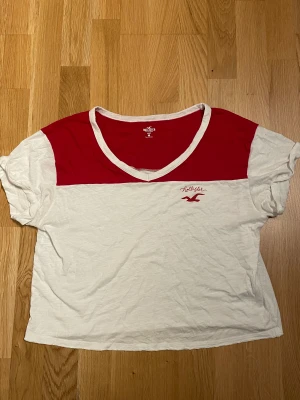 Hollister t-shirt - Söt croppad t-shirt från Hollister! Egentligen en pyjamaströja men funkar bra som vanlig t-shirt! Använd fåtal gånger, i bra skick. Storlek XS men passar som XS/S!