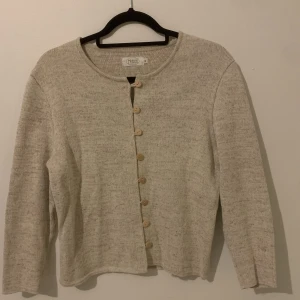 Kofta i naturfärg - Kofta i fint skick