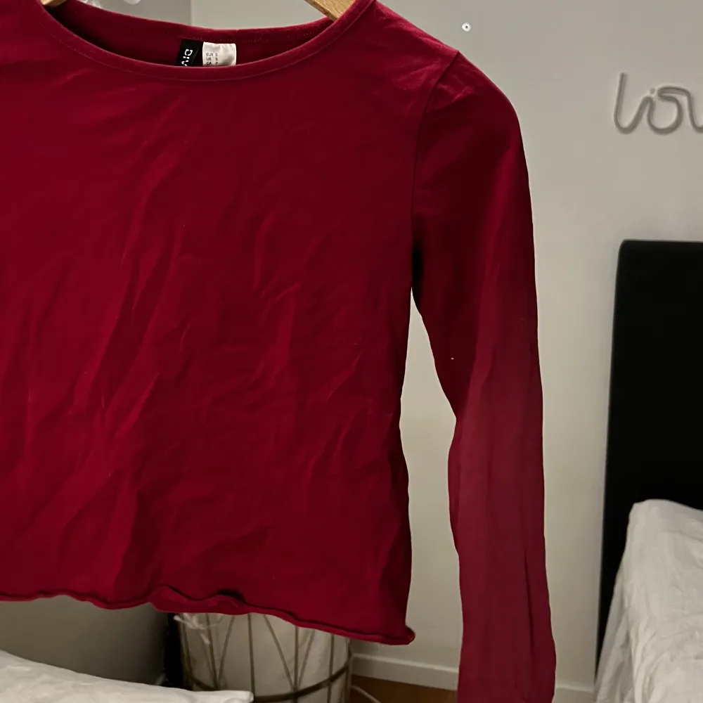 vinröd långärmad t-shirt, färgen syns bäst på första bilden, varsamt använd🫶🏽. Toppar.
