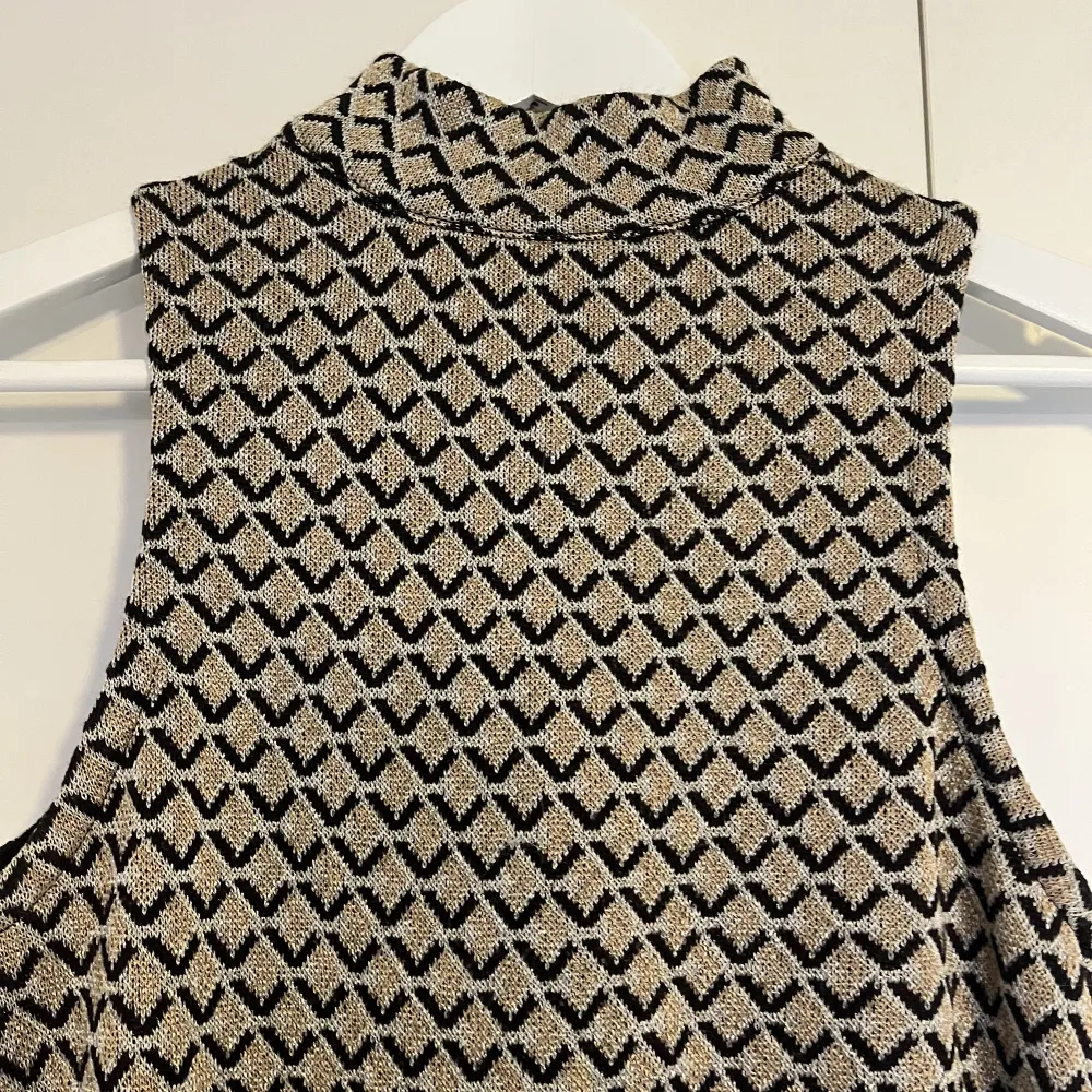 Kort klänning med polo krage i 60-tals stil från Zara. Bra skick. Köparen står för frakten🫶🏼. Klänningar.