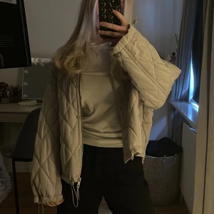 Beige jacka - Beige jacka från zara perfekt till våren. Knappt använd, storlek S🤎