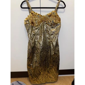 Guldig klänning med paljetter - Jättefin guldig klänning med paljetter😍 aldrig använd då jag inte får på mig den, står ingen storlek men skulle säga XS-S❤️ ingen stretch