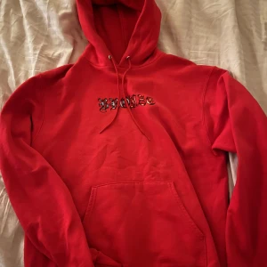 bronze 56k hoodie - asfet hoodie från bronze56k. riktigt rare, lite nopprig men bra skick🔥