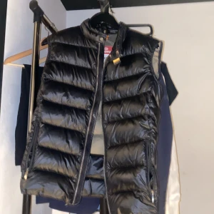 Parajumper väst - Nästintill oanvänd skick 10/10   