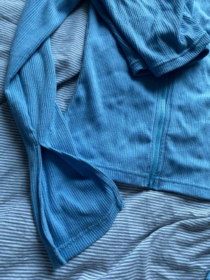 Blå set med utsvängda armar med slits - Säljer mitt blåa det från Shein i storlek xs.