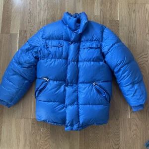 Vintage dunjacka - Supervarm vintage dunjacka i jättebra kvalitet💙 märket är anoralp och färgen syns bäst på sista bilden. Köpt second hand för 1300kr och i fint skick!