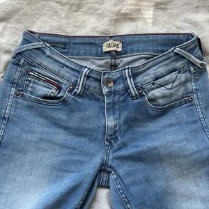 Äkta Tommy hilfigher jeans! Dom är i storlek xs o mått 25/32 i skinny fit! 🤌💗Köparn står för frakt! 🤍