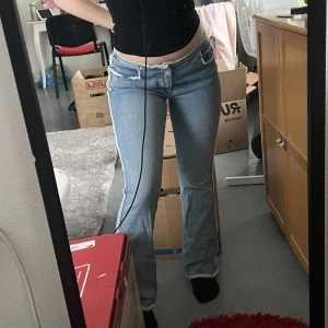 lowrise bootcut jeans - vintage jeans köpta för ca 20 år sedan i USA. sparsamt använda, fint skick. säljer då dom är lite lösa på mig och kommer aldrig till användning. fler bilder finns! passar en person under 165cm 💕 frakt 62kr