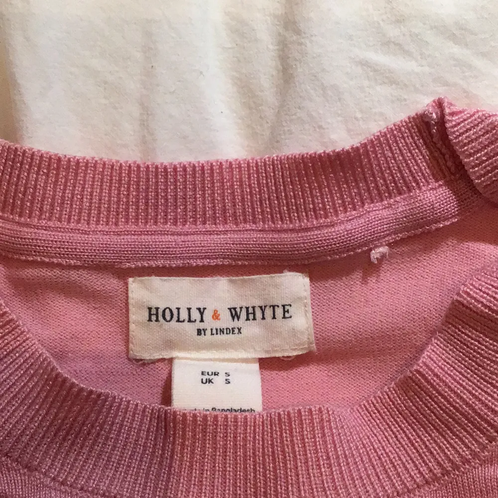 Säljer min jötte fina Holly whyte tröja med guld detaljer.Jätte fin rosa färg💓Köpt på Lindex för nån månad sen men har använts få tals gånger.Inge smuts eller märken Nypris:399. Tröjor & Koftor.