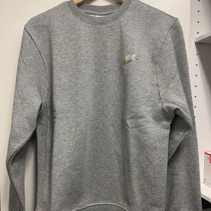 Nike tröja  - Helt ny Nike tröja i storlek XS. Passar även en S då det är lite oversize