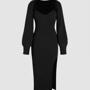 Stickad klänning - Säljer min stickade klänning från Shop Cider med tillhörande kofta 🖤 Säljer då den aldrig kommit till användning! Fler bilder skickas på begäran 🖤