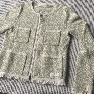 Odd Molly kofta - Odd Molly kofta strl. XS i en ljusgrön ton. Väldigt fint skick då den knappt är använts! Köparen står för frakten, 60kr❤️‍🔥