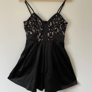 Mini klänning  - Studentbalsklänning / festklänning från Ariana Grandes märke Lipsy.   Storlek 38.   Sista bilden: är 176cm lång och vanligtvis storlek 36/S för referens. 