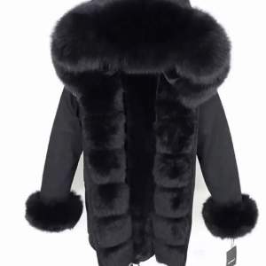 Ganska ny svart parka jacka äkta päls använd en vinter bara, säljer pågrund av jag köpt en ny jacka 🤍kontakta för fler bilder