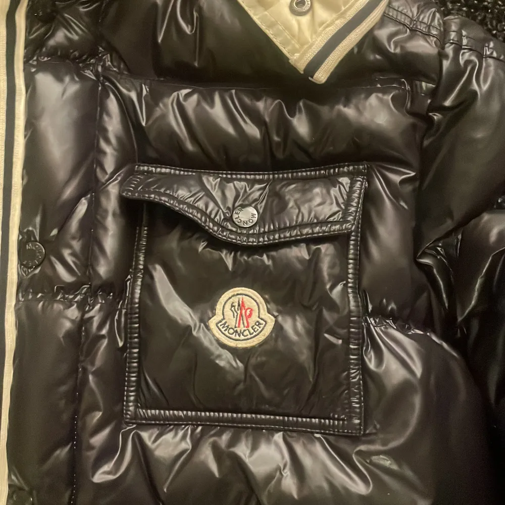 Moncler brason jacka Fint skick och använt sparsamt. Skick 10/10 Extremt fin jacka som jag gärna hade haft kvar men då jag växt ut den så ser jag  ingen vits med att den ligger i garderoben å skräpar😊 Ny pris runt 12000 Mitt pris 5000  Pris kan diskuteras. Jackor.