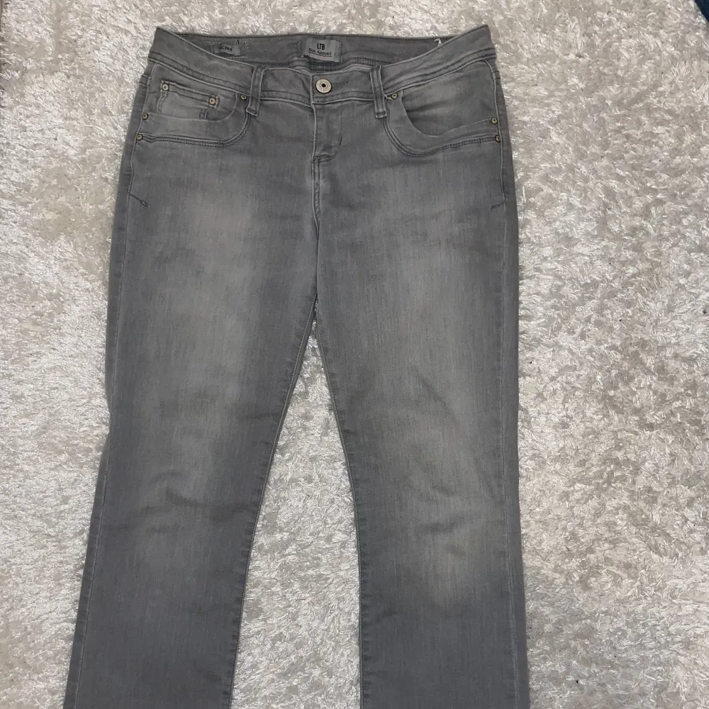 Ett par supertrendiga grå jeans från LTB. Helt nya, säljer då de är för stora på mig💌 Slutsålda överallt. Kan även tänka mig att byta mot ett par i stl 27/30. Jeans & Byxor.