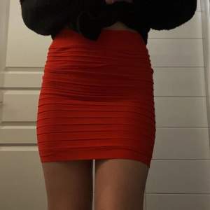 Säljer denna fina röda kjolen 