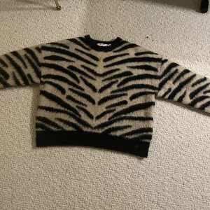 Tröja från NA-KD  - Jätte fin tröja från NA-KD enbart använd för ett tillfälle, passar till alla typer av kläder, börjar vid 200 kr så kan vi komma överens om vettigt pris som passar för båda 😀 köparen står för frakt. 