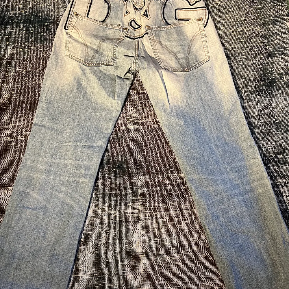 Ett par äkta vintage Dolce Gabbana jeans i storlek M. . Jeans & Byxor.