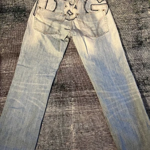 Dolce Gabbana jeans storlek M. Pris 600kr - Ett par äkta vintage Dolce Gabbana jeans i storlek M. 