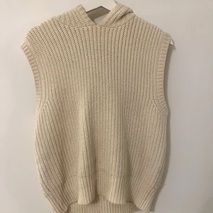 Stickad väst med luva - Mysig stickad väst med luva från Zara🤍🤍 sista bilden är inte min!