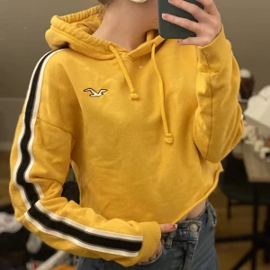 Croppad hoodie☀️ - Croppad tröja med luva i jättefin solgul färg från Hollister. Bra skick. Säljer då den börjar bli lite liten.☀️