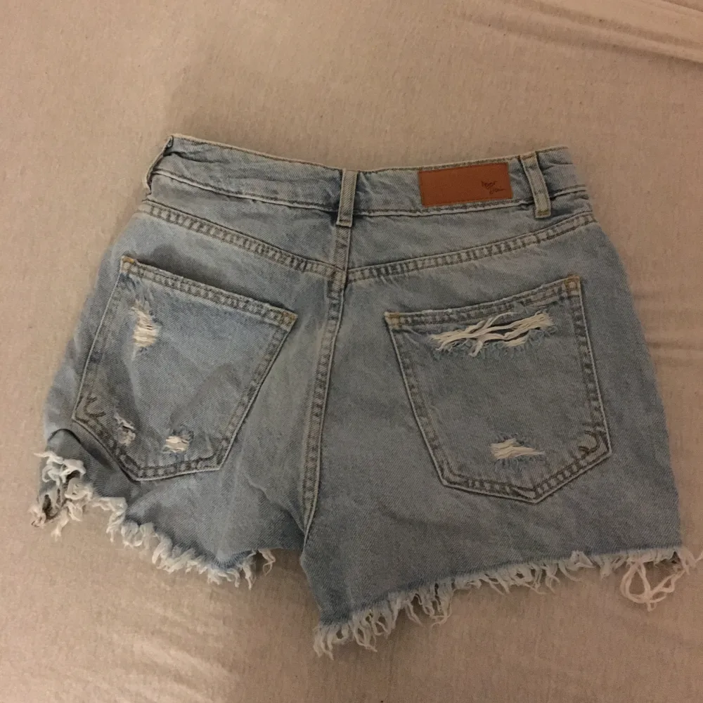 Superfina shorts från bikbok! Köpte de den här sommaren, men de var tyvvär för små. Nypris runt 200kr Använd inte köp nu funktionen. Shorts.