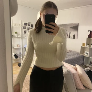 Vit stickad tröja - Säljer denna vita stickade tröja som är i toppskick, den har en slit i armen & är i storlek S. Köparen står för frakten och hör av dig för fler bilder <3