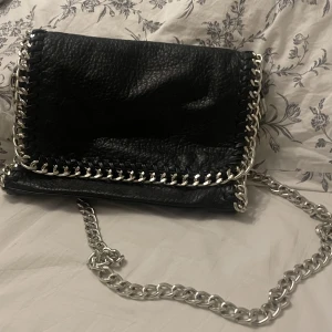 Tiamo väska  - En fin Tiamo väska medium storlek  Säljer den då ja inte använder den längre. 