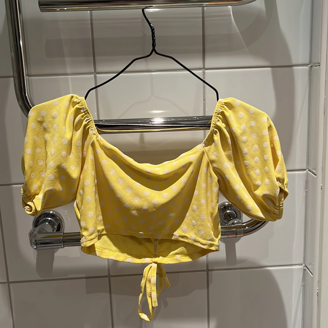 Ljusgul prickig croptop med puffärm och knyt - 90