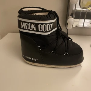 moonboots  - Låga moonboots använda 2-3 gånger, köparen står för frakt men kan även mötas upp i göteborg.