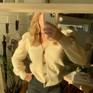 Stickad tröja - Beige stickad tröja med puffärmar. Jätteskön sticks inte alls. Aldrig använd. Nypris 500kr. Säljer för 180kr 
