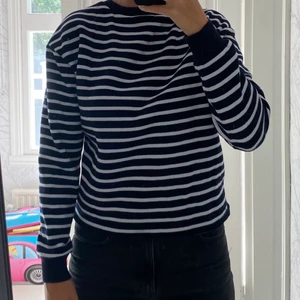 Randig tröja - Superduperfin trendig randig tröja🫶🏻 materialet är jätteskönt och tröjan ser så gott som ny ut❤️ köpt på BikBok💕