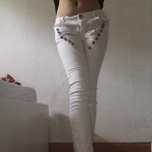 Vita knapp byxor  - White button pants  XL Fri frakt/Free Shipping Bara har blivit används i den här bilden/ Only been used in this picture.