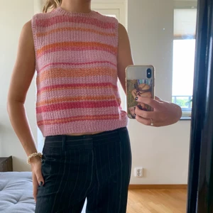 Knitted väst - Säljer denna supersöta egen-stickade väst som tyvärr inte kommer till användning längre. Jag är en storlek S för referens 💞 köparen står för frakten men jag möter även upp i Lund💞