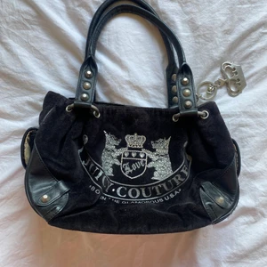 Juicy couture väska - Juicy axelväska svart med sammet och läder detaljer. Med en charm av silver (priset kan diskuteras<3) ca 35x22cm