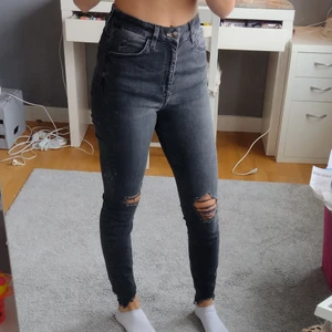 Jeans med hål  - Skinny jeans från H&M, as bra passform värda 299kr
