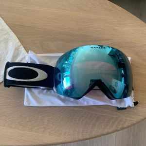 Oakley Flight Deck goggles - Prism spegelglas. Större repa på glaset, se bild 3. Nypris ca 2000