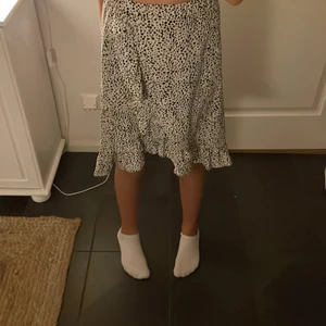 Prickig kjol  - Säljer denna jättefina prickiga kjol från shein i storlek 152 hade gärna haft kvar den men får inte plats finns i bra skuu oj ska inte använd ofta! 100 kr frakt ingår