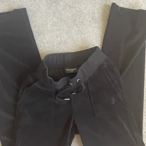 Juicy couture byxor  - Säljer nu mina populära svarta Juicy byxor  i svart. Dom är i ett väldigt bra skick då dom nästan aldrig är använda. Skriv privat för fler bilder♥️. OBS TRYCK INTE PÅ KÖP NU KNAPPEN