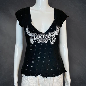 Topp - Överdel från OXMO, storlek L. Blommigt material med blommiga hål överallt. I fint skick. Spårbar frakt är ej inkluderat i priset!  Mått: Axel till axel 40cm, armhåla till armhåla 45cm, midjebredd 38cm & längd 54cm. 