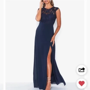 Balklänning  - Säljer nu min balklänning. Köpt den här ifrån så den är använd två gånger. Jag har sytt in lite på klänningen till min passform men man kan ta bort stygnen så blir den som originalet. Den är storlek m.