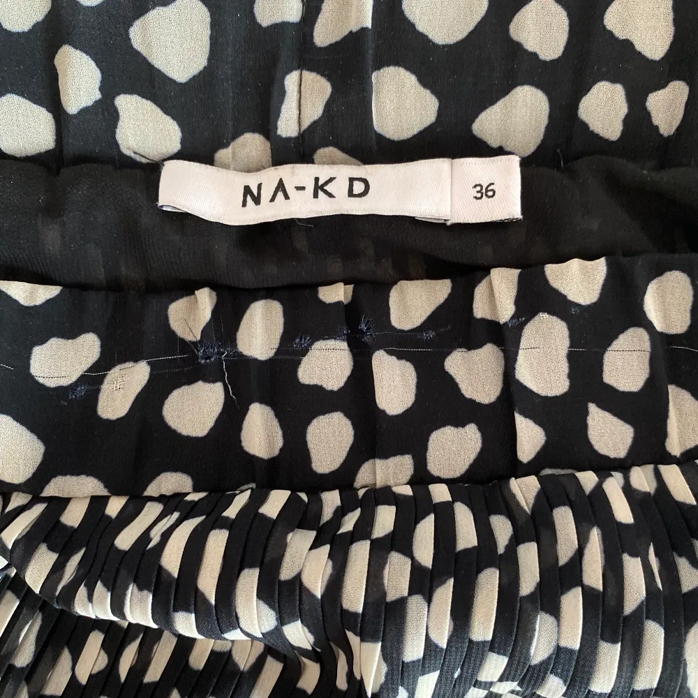 En svart kjol med vita prickar från NAKD!! Superfin och jätteskön, använd ca 3 gånger! storlek 36. Kjolar.