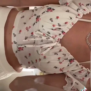 Rosig topp - Fin topp med rosor! Använt den en gång! Så gott som ny💓💓