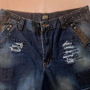 Cargo jeans med coola detaljer! Bra skick. Har mycket detaljer och ”slitna” delar. 🥰🥰