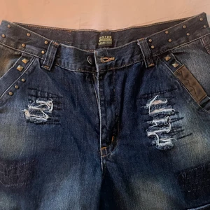 Cargo jeans - Cargo jeans med coola detaljer! Bra skick. Har mycket detaljer och ”slitna” delar. 🥰🥰