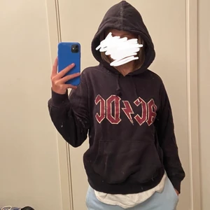 AC-DC Hoodie - Fin hoodie från HM som har länge vart en favorit🫶 säljer för den e för liten enligt mig. Har lite defekter man kan se på tredje bilden o har lite fläckar på fickan som knappt syns. kom privat för fler bilder/för intresse :) 