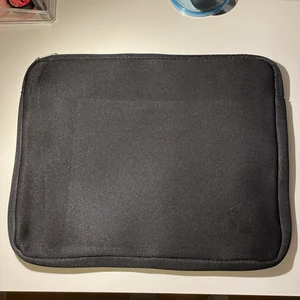 Datorfodral✨ - Ett svart datorfodral som är mkt stort och helt oanvänd 🌚😍🖤