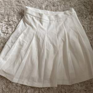 En kjol från zara säljer pågrund av att jag inte gillar den st 13-14